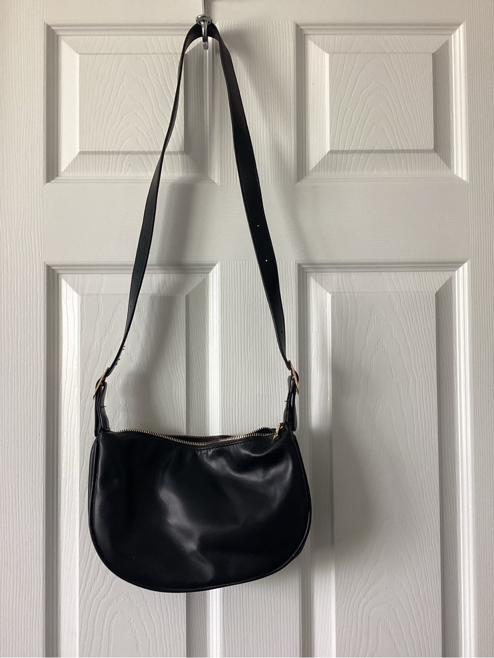 Classic Black Shoulder Bag - Sleek Everyday Carry